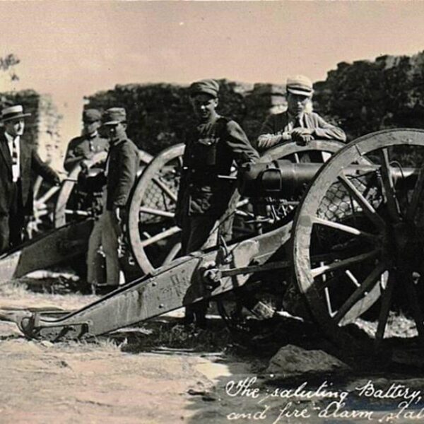1920 αλυσεως Πυροβόλα του Ελληνικού στρατού τη δεκαετία του 1920, στον πύργο της Αλύσεως