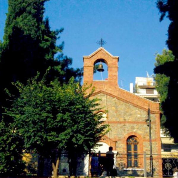 Από: https://parallaximag.gr/thessaloniki/ena-kataprasino-ktima-me-theakentro