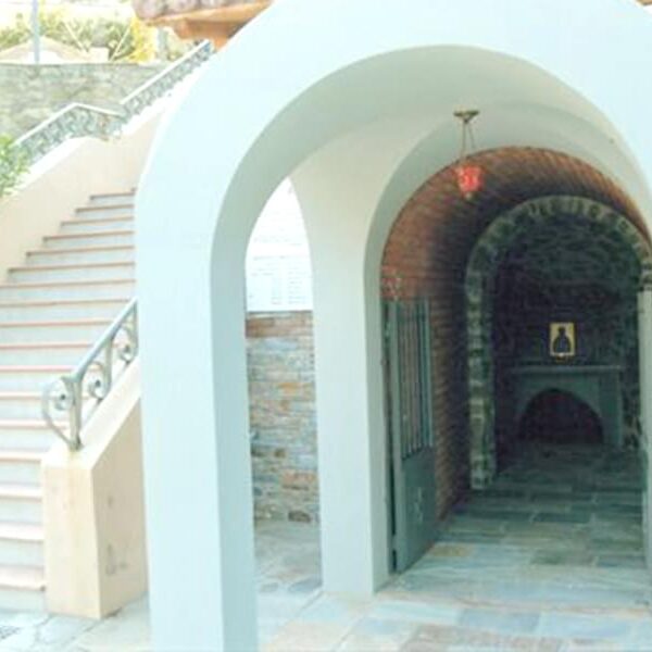 Το Αγίασμα του Αποστόλου Παύλου μετά το 2013. Από: https://parallaximag.gr/thessaloniki/ena-kataprasino-ktima-me-theakentro