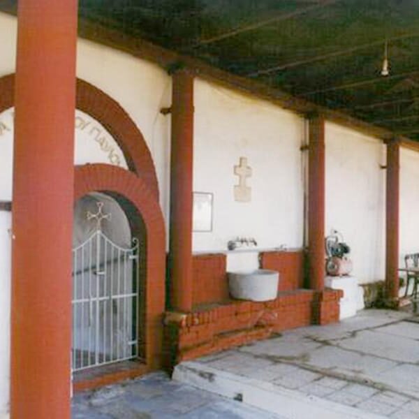 Το Αγίασμα του Αποστόλου Παύλου πριν το 2013. Από: https://parallaximag.gr/thessaloniki/ena-kataprasino-ktima-me-theakentro