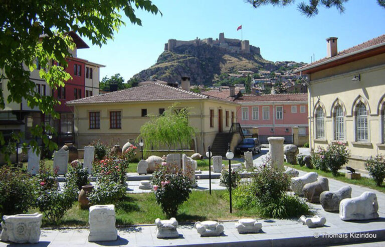 Το κάστρο της Κασταμονής όπως φαίνεται από το Αρχαιολογικό Μουσείο