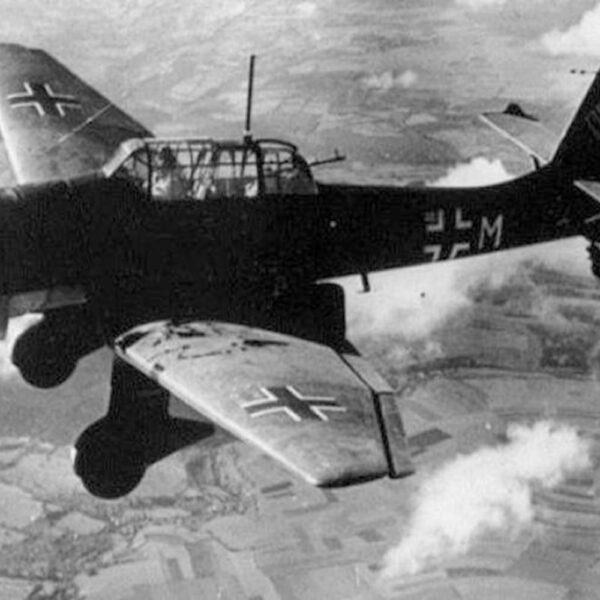 Junkers Ju 87, ή Stuka Το Junkers Ju 87, ή Stuka (Στούκα) είναι συντόμευση της λέξης Sturzkampfflugzeug, (πολεμικό αεροσκάφος κάθετης εφόρμησης)