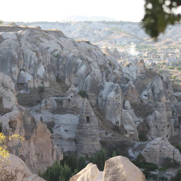 Churches_in_Goreme_9_web Εγκαταλελειμμένες ελληνικές ορθόδοξες εκκλησίες, λαξευμένες στη συμπαγή πρόσοψη του βράχου. Υπαίθριο Μουσείο του Γκιόρεμε, Καππαδοκία, Νεβσεχίρ, Τουρκία. Από © José Luiz Bernardes Ribeiro, CC BY-SA 3.0, https://commons.wikimedia.org/w/index.php?curid=19809566.
