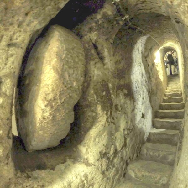 Derinkuyu_Underground_City_9843_Nevit_Enhancer_s Ένα πέρασμα προς την υπόγεια πόλη της Μαλακοπής. Από © Nevit Dilmen, CC BY-SA 3.0, https://commons.wikimedia.org/w/index.php?curid=31074216