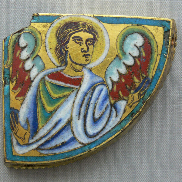 Reliquienschrein_Fragment_KGM_O-1973-186 Θραύσμα λειψανοθήκης με ημίσωμη παράσταση αγγέλου, διακοσμημένο με σμάλτο κοιλοτήτων (Grubenschmelz), έργο της Κολωνίας, περ. 1160–1170. Φυλάσσεται στο Μουσείο Διακοσμητικών Τεχνών του Βερολίνου και προέρχεται από τη συλλογή του Peter Beuth (αρ. ευρ. O-1973,186).
Πηγή: https://commons.wikimedia.org/w/index.php?curid=12811705