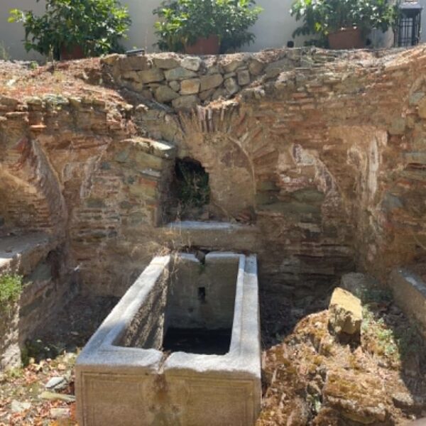 Unknown-27 Η κρήνη του Σεϊχη, όπως διασώζεται σήμερα στον αύλειο χώρο του καταστήματος Hibou Seih Sou