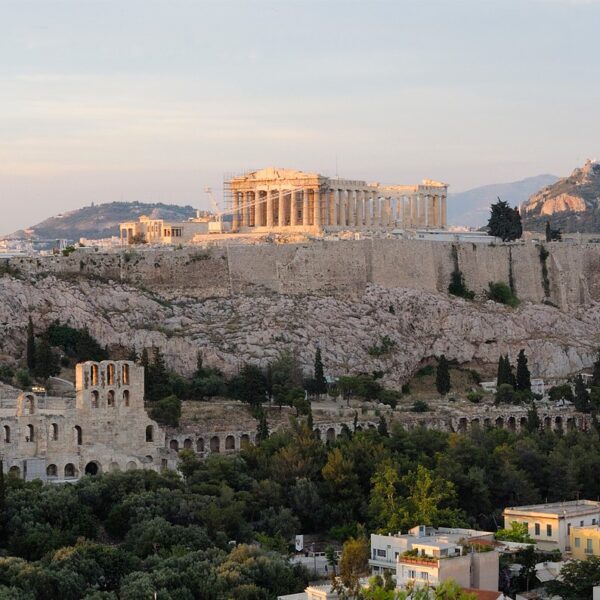 Η Ακρόπολη των Αθηνών. Από: https://el.wikipedia.org/wiki/Ακρόπολη_Αθηνών#/media/Αρχείο: View_of_the_Acropolis_Athens_(pixinn.net).jpg
