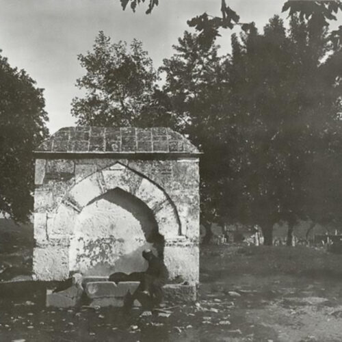 Κρήνη στα Χίλια Δένδρα, εντός μουσουλμανικού νεκροταφείου ανατολικά του Επταπυργίου. [Μουτσόπουλος (2002), σ. 106-107, φωτ. 21. Φωτογραφία Α. Ζάχου]. Από: ΘΕΣΣΑΛΟΝΙΚέΩΝ ΠόΛΙΣ Παράρτημα τεύχους 17: Κρήνες και φιάλες της Θεσσαλονίκης: ταυτίσεις φωτογραφιών Γιώργος Βελένης