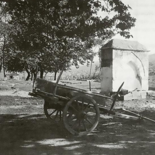 Η κρήνη του μουσουλμανικού νεκροταφείου ανατολικά του Επταπυργίου και η ευρύτερη περιοχή των Χιλίων Λένόρων. [Μουτσόπουλος (2002), σ. 110-111, φωτ. 23. Φωτογραφία Α. Ζάχου]. Από: ΘΕΣΣΑΛΟΝΙΚέΩΝ ΠόΛΙΣ Παράρτημα τεύχους 17: Κρήνες και φιάλες της Θεσσαλονίκης: ταυτίσεις φωτογραφιών Γιώργος Βελένης