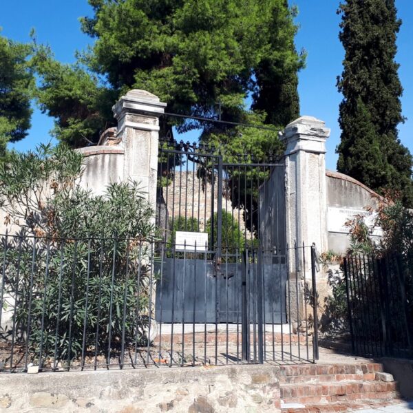 Προτεσταντικό νεκροταφείο ( Νεκροταφείο Διαμαντέμνων). 001-Friedhof-Eingang-1-1-1 Προτεσταντικό νεκροταφείο ( Νεκροταφείο Διαμαντέμνων). Από: https://parallaximag.gr/thessaloniki-news/mia-volta-sto-protestantiko-nekrotafeio-tis-polis-pneymatikoi-kai-giatroi 001-Friedhof-Eingang-1-1-1.jpg