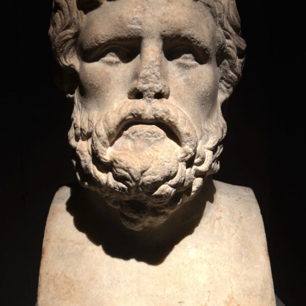 Bust_of_Xenophon Μαρμάρινη προτομή του Ξενοφώντα του Αθηναίου (περ. 430 – περ. 354 π.Χ.), χρονολογούμενη γύρω στο 120 μ.Χ. (Βιβλιοθήκη της Αλεξάνδρειας). Από: https://www.flickr.com/photos/carolemage/53387950886/, CC BY-SA 2.0, https://commons.wikimedia.org/w/index.php?curid=157922864