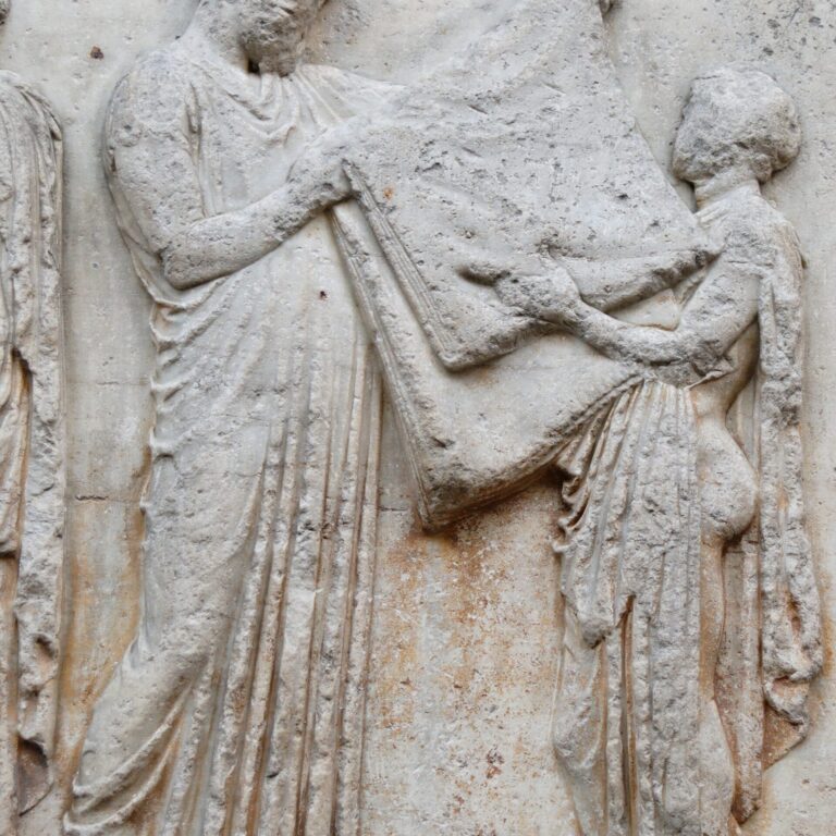 Η σκηνή του πέπλου από την πομπή των Παναθηναίων. Από την ανατολική ζωφόρο του Παρθενώνα. Βρετανικό Μουσείο, Λονδίνο.