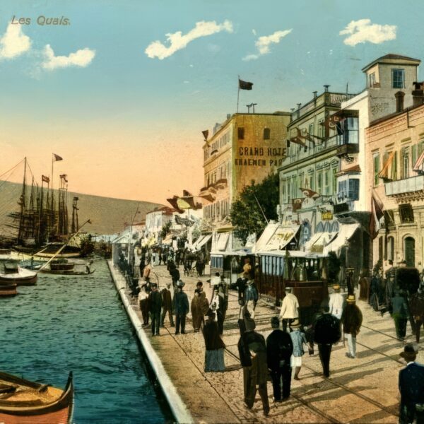 Το Και στη Σμύρνη, από τη γαλλική λέξη Quai (=προκυμαία) που συγκέντρωνε τα πολυτελή καταστήματα, ξενοδοχεία, καφεζαχαροπλαστεία και προξενεία. Από: https://www.lifo.gr/san-simera/i-smyrni-kapote-mesa-apo-77-spanies-eikones