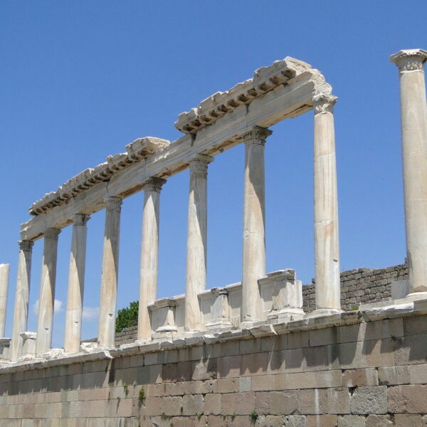 Acropolis_-_Bergama_(Pergamon)_-_Turkey_-_02_(5747161353) Ακρόπολη της Περγάμου. Από: https://commons.wikimedia.org/w/index.php?curid=64144399