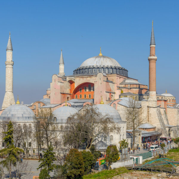 Hagia_Sophia_Mars_2013 Η Αγία Σοφία στην Κωνσταντινούπολη. CC BY-SA 3.0, https://commons.wikimedia.org/w/index.php?curid=24932378