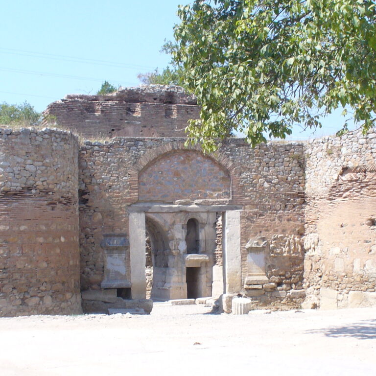 Η Πύλη Λεύκης (Lefke Gate) στο Ιζνίκ, ενσωματωμένη στο δυτικό σκέλος των οχυρωματικών τειχών της πόλης.