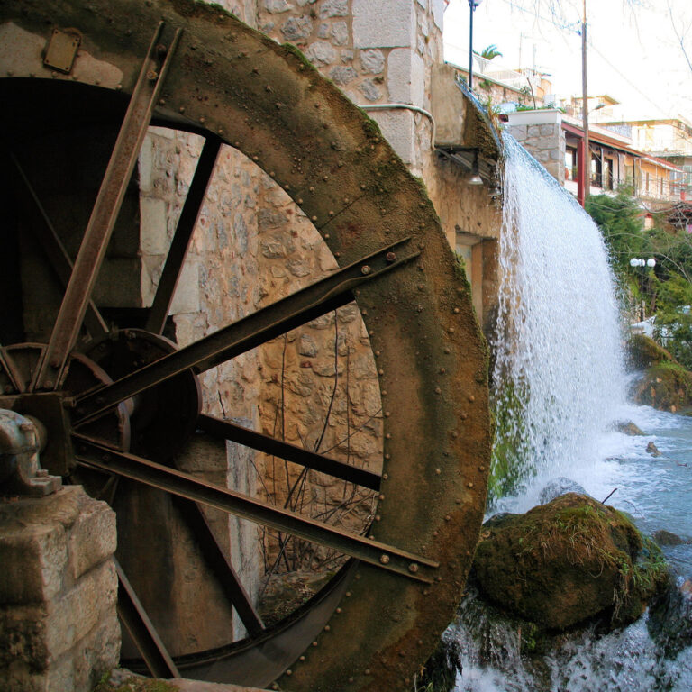 Παλαιός νερόμυλος στη Λιβαδειά. Σε μυλοαύλακες με μικρότερες ποσότητες νερού κατασκευάζονταν ξύλινο βαγένι ύψους άνω των 5μ. συνεχώς στενούμενο ούτως ώστε να προσπίπει το νερό με δύναμη πάνω στις ακτίνες της οριζόντιας φτερωτής που έτσι θα μετακινούσε τις δυο μυλόπετρες.
