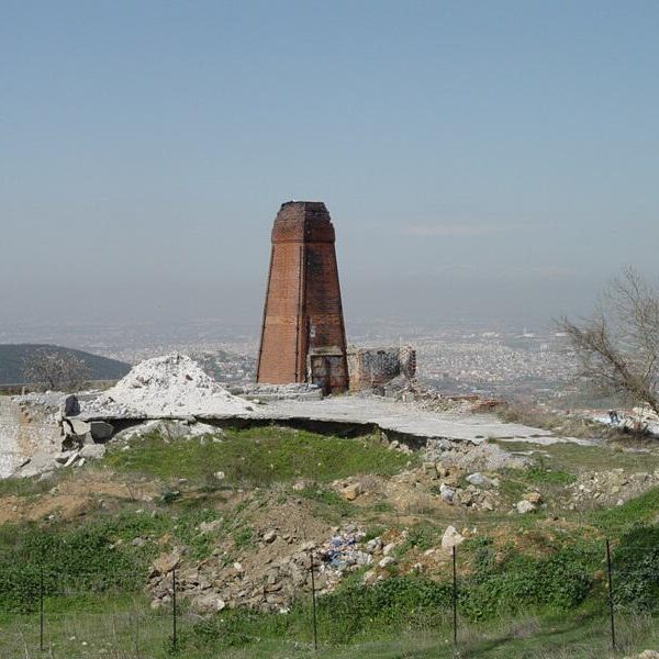 Η υψικάμινος της ασβεστοποιίας «Κρίνος» που σταμάτησε να λειτουργεί εδώ και πολλά χρόνια.. Διαβάστε περισσότερα εδώ: https://parallaximag.gr/thessaloniki-news/retziki-paradeisos-sti-voreia-akri-tis-polis