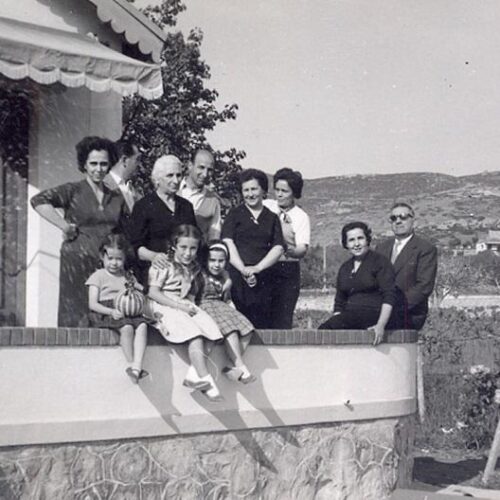 Η οικογένεια Χοντολίδου στην θερινή κατοικία τους στο Ρετζίκι στις αρχές της δεκαετίας 1960 (Αρχείο Εριφύλης και Ελένης Χοντολίδου). Διαβάστε περισσότερα εδώ: https://parallaximag.gr/thessaloniki-news/retziki-paradeisos-sti-voreia-akri-tis-polis