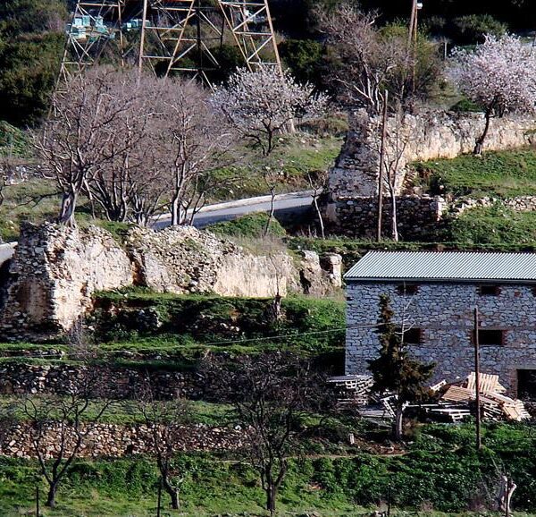 Συστοιχία δύο Βυζαντινών νερομύλων στο Ρετζίκι και μία σύγχρονη κατασκευή στα δεξιά.. Διαβάστε περισσότερα εδώ: https://parallaximag.gr/thessaloniki-news/retziki-paradeisos-sti-voreia-akri-tis-polis