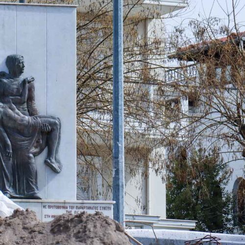 Μνημείο Εθνικής Αντίστασης απέναντι από το Επταπύργιο