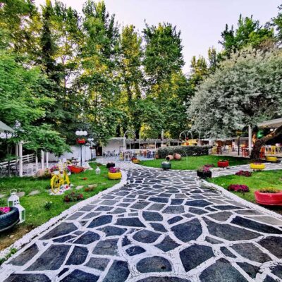 kipos-strempenioti2 Ο Κήπος του Στρεμπενιώτη. Από: https://biscotto.gr/mesa-stin-poli-alla-quot-exo-quot-o-kataprasinos-kipos-anoigei-kai-pali-tis-portes-toy/