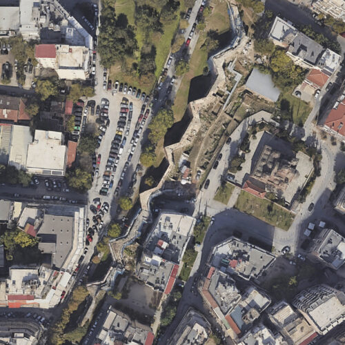 Τα τείχη στην οδό Ειρήνης (εναέρια άποψη από Google maps)