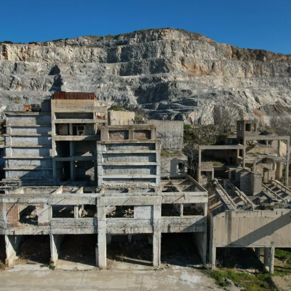 Κτίσματα του περασμένου αιώνα που εξυπηρετούσαν τους ασβεστάδες. Από: https://thessalonikeonpolis.gr/to-latomeio-pou-xanachtise-ti-thessaloniki/