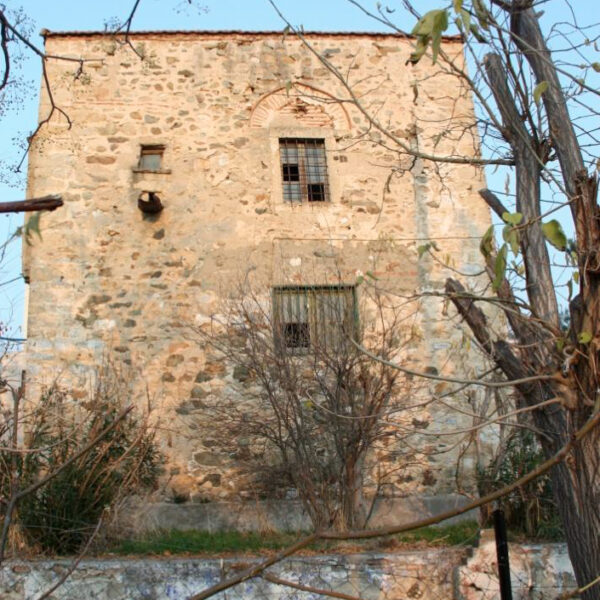 Νοτιοδυτική άποψη του πυργόσπιτου. Από:  Διπλωματική εργασία Οθωμανικό Λουτρό στα Πεύκα. Άννα Παπασωτηρίου GRI-2012-9139
