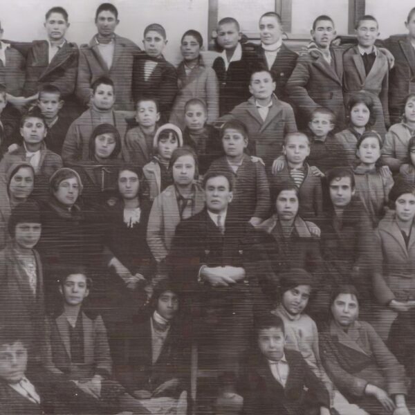 Screenshot Σχολικό έτος 1930-31. Βασ. Παρασκευόπουλος: 1ο Δημοτικό Σχολείο Νεάπολής 1928-2004-Ταξίδι στο χρόνο, στο βιβλίο “Τοπική Εκπαιδευτική Ιστορία”, επιμ. Χρ. Τζήκας, Θεσσαλονίκη 2009